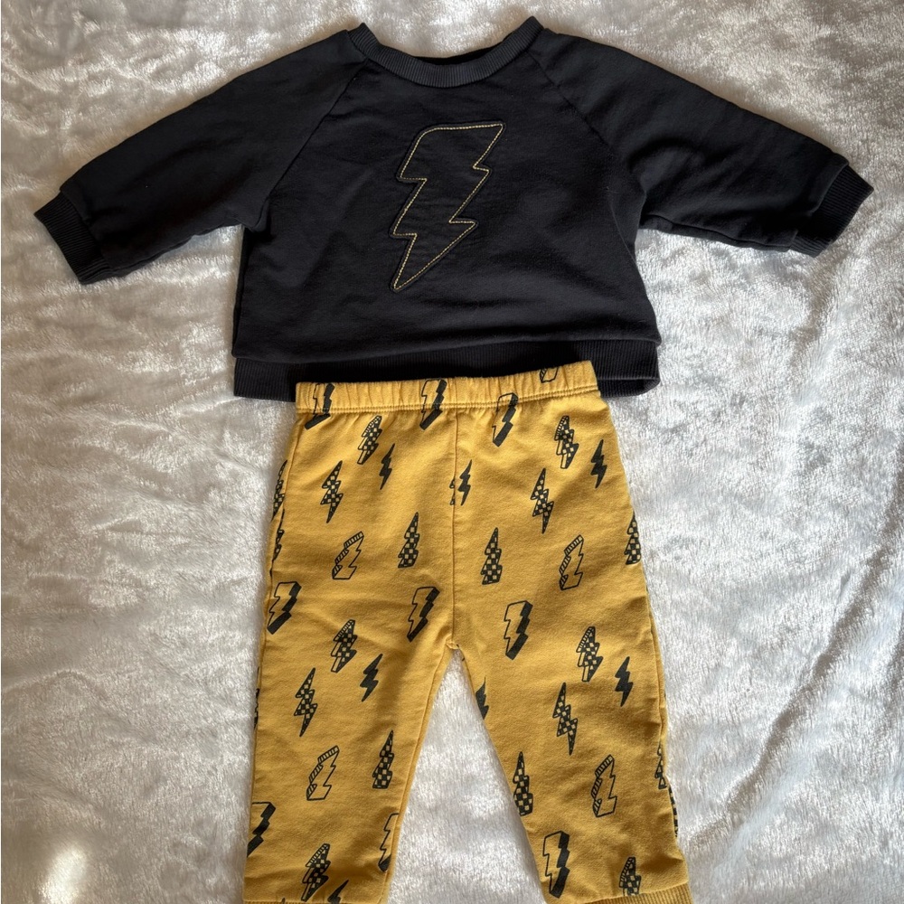 Cat & Jack Black Sweatshirt with Mustard Lightning Leggings
